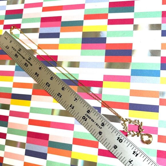 🌿 Gold plated Laurel Wreath Necklace with Faceted Champagne Glass Drop - Picture 8 of 10